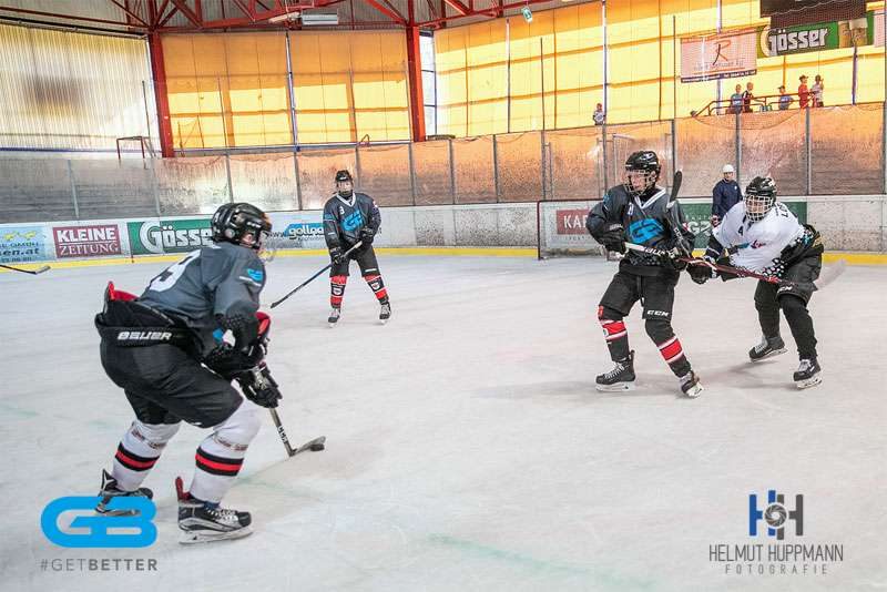 Spieler im Zweikampf beim On-Ice-Drill