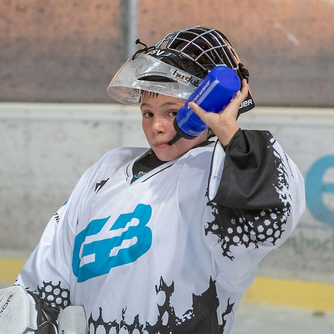 Junger Spieler im GET BETTER Trikot