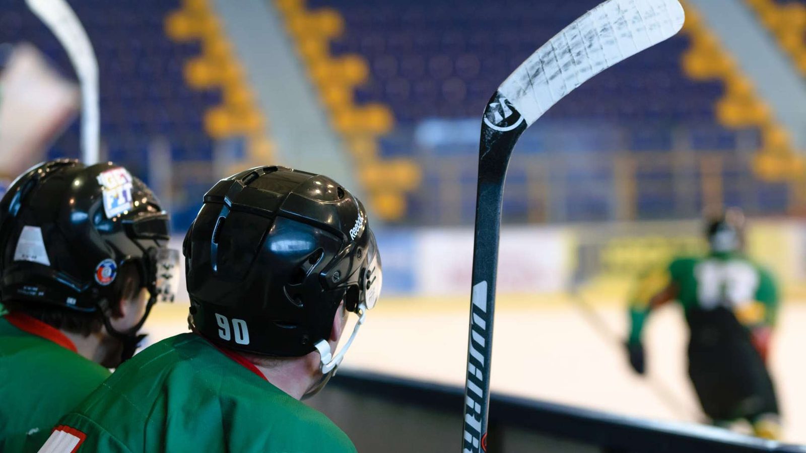 Junger Spieler auf dem Eis