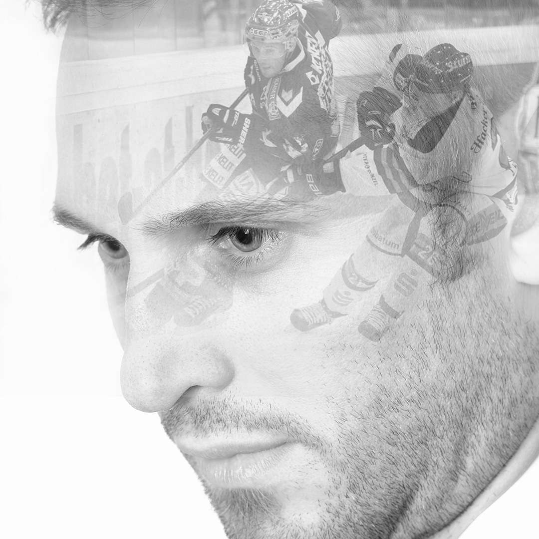 Porträt von Gregor Baumgartner in Doppelbelichtung mit Eishockey-Szene