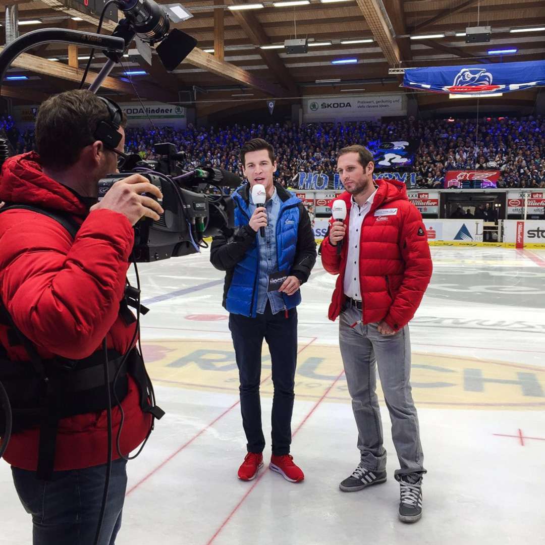 Gregor Baumgartner als TV-Experte am Spielfeldrand